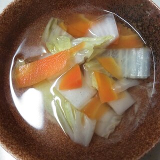 白菜とにんじんのコンソメスープ